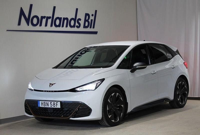 Vit (glacial white metallic) Ny 2025 Cupra Born e-Boost Halvkombi | 399 900 kr (Marknadspris) - Bild 1/4