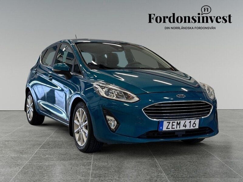 Blå Begagnad 2018 Ford Fiesta Titanium Halvkombi | 105 500 kr (Dyr) - Bild 1/4