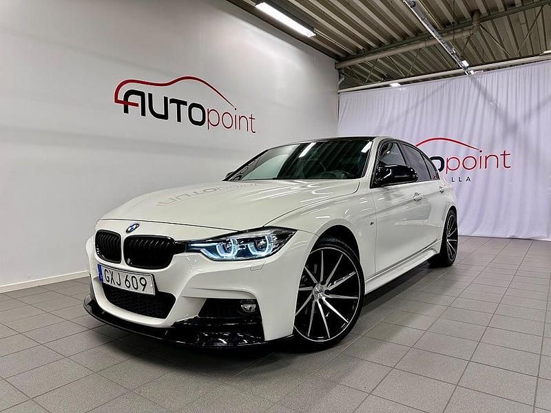 Vit Begagnad 2018 BMW 318 M Sport Sedan | 219 800 kr (Marknadspris) - Bild 1/3