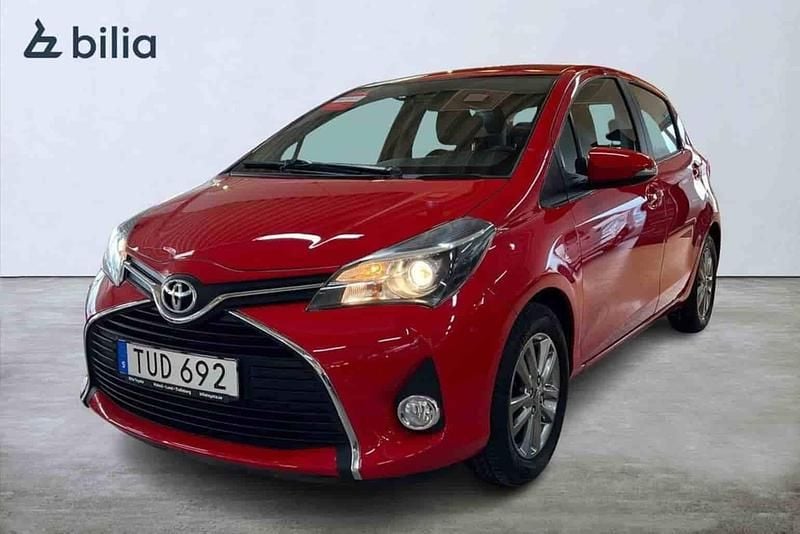Röd Begagnad 2016 Toyota Yaris Halvkombi | 139 900 kr (Marknadspris) - Bild 1/1