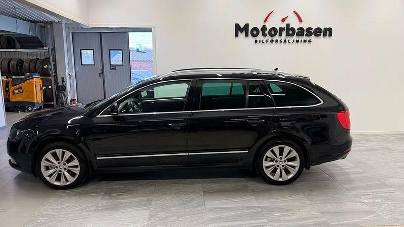 Begagnad Skoda Superb Elegance 170 HK (125 kW) 2013 Svart Kombi