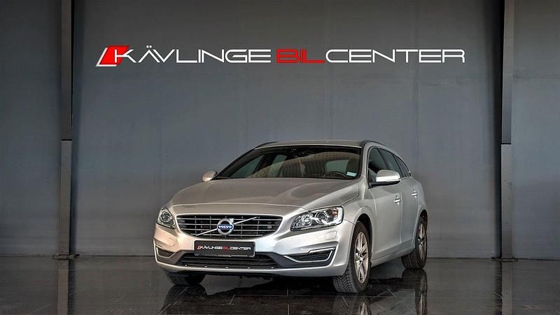 Silver Begagnad 2018 Volvo V60 Momentum Kombi | 114 900 kr (Marknadspris) - Bild 1/4