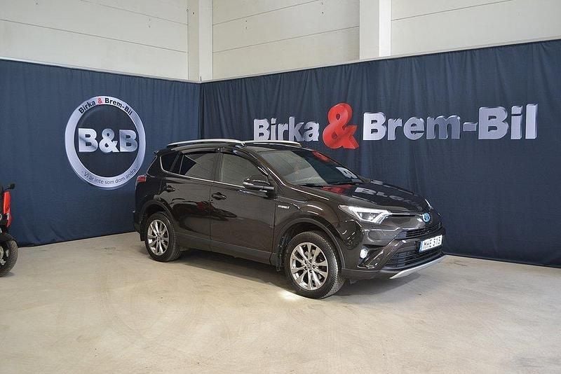 Mörkbrun Begagnad 2015 Toyota RAV4 Hybrid Active SUV | 219 000 kr (Marknadspris) - Bild 1/4