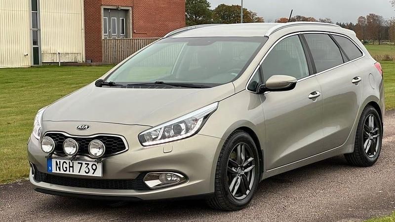 Grå Begagnad 2012 Kia Ceed Sportswagon Comfort Kombi | 54 900 kr (Marknadspris) - Bild 1/4