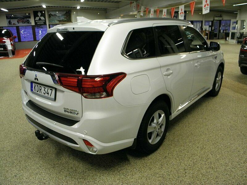 Begagnad Mitsubishi Outlander P-HEV 122 HK (89 kW) 2016 Vit Kombi