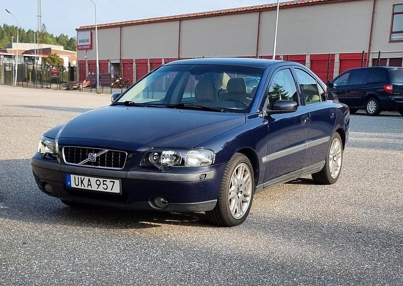 Blå Begagnad 2004 Volvo S60 Business Edition Sedan | 33 000 kr (Marknadspris) - Bild 1/4