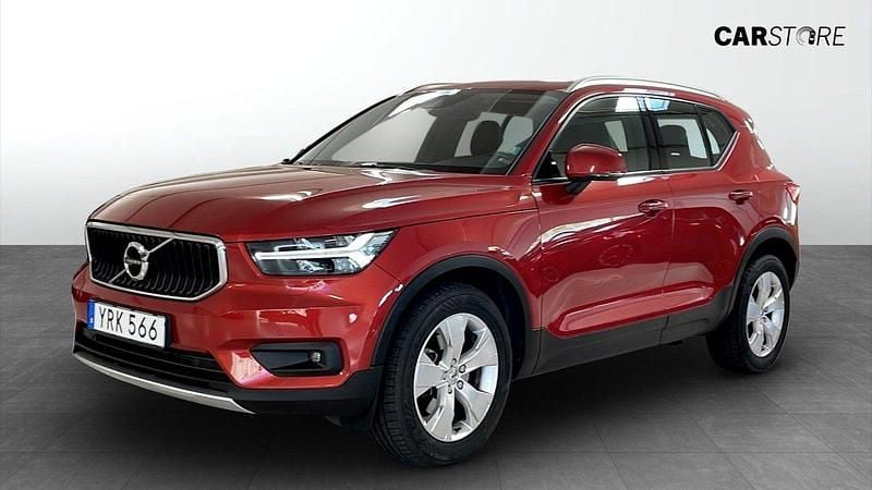 Röd (red) Begagnad 2018 Volvo XC40 Momentum SUV | 264 900 kr (Superpris) - Bild 1/4