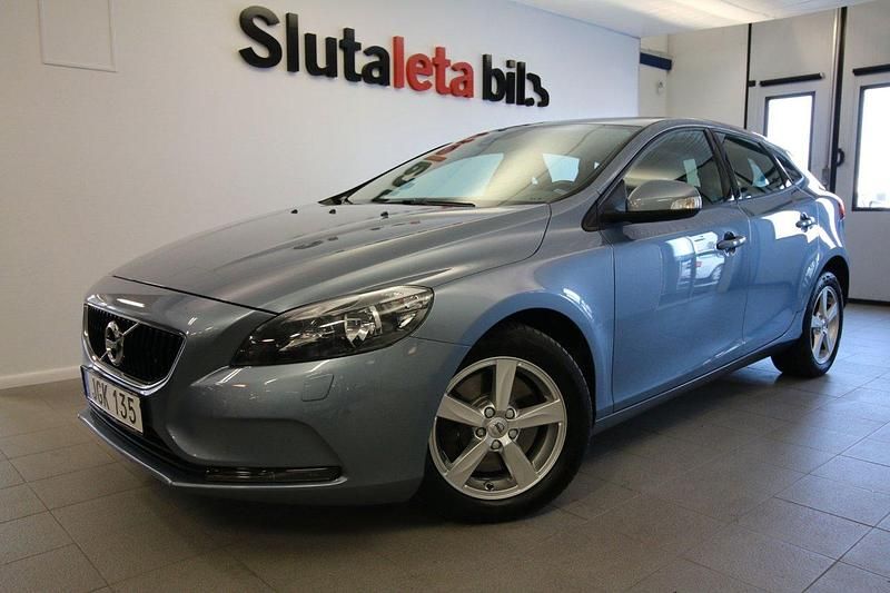 Ljusblå Begagnad 2016 Volvo V40 Kombi | 174 900 kr (Lite dyr) - Bild 1/4