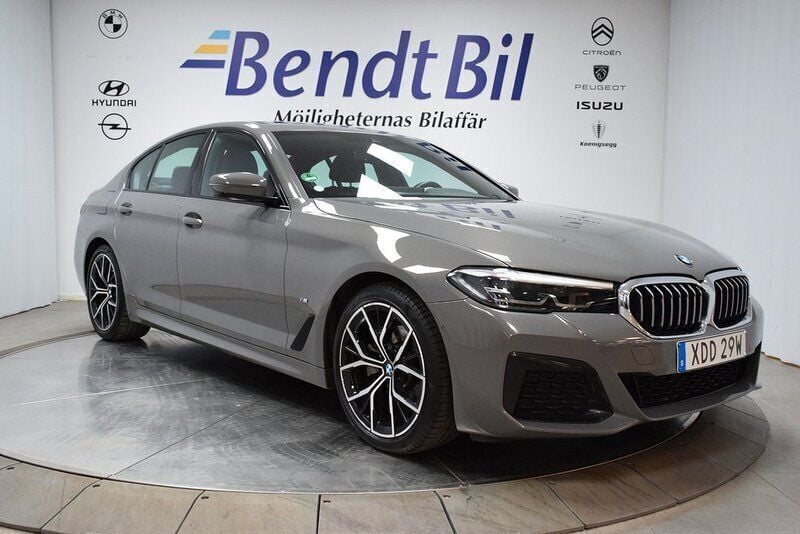 Grå Begagnad 2020 BMW 520 M Sport Sedan | 399 500 kr - Bild 1/3
