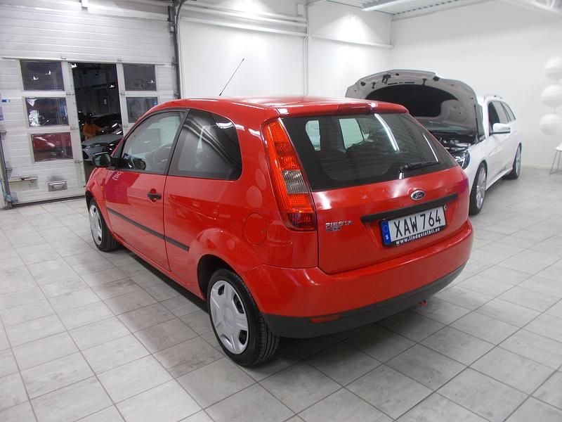Begagnad Ford Fiesta 2006 Röd Halvkombi