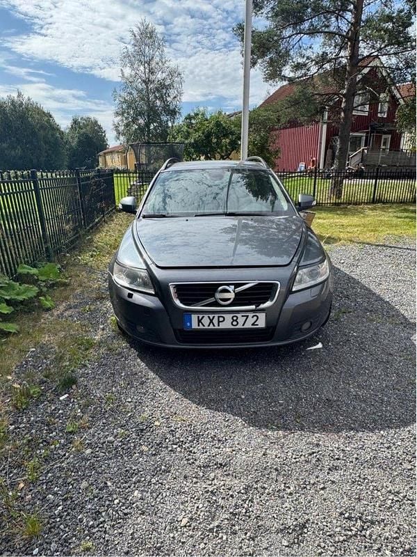 Grå Begagnad 2011 Volvo V50 Kombi | 15 000 kr (Superpris) - Bild 1/4