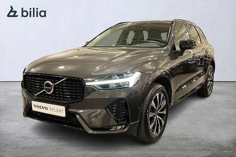 Grå Begagnad 2022 Volvo XC60 Plus SUV | 489 900 kr (Lite dyr) - Bild 1/4