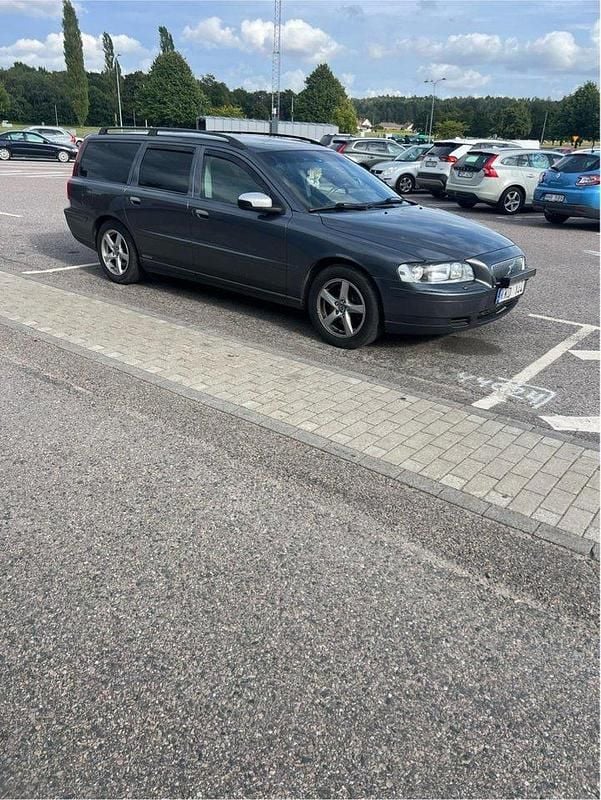 Grå Begagnad 2007 Volvo V70 Kinetic Kombi | 28 000 kr (Lite dyr) - Bild 1/4