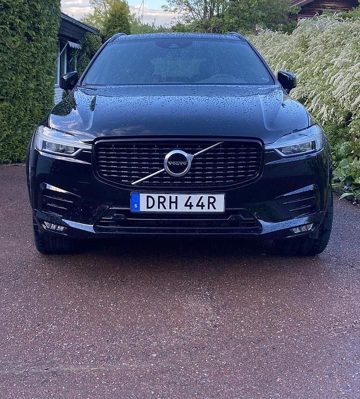 Svart Begagnad 2020 Volvo XC60 R-Design SUV | 398 000 kr (Marknadspris) - Bild 1/4