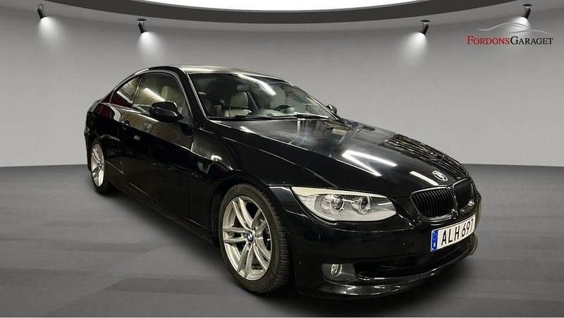 Svart Begagnad 2010 BMW 330 Comfort Edition Sportkupé | 109 900 kr (Marknadspris) - Bild 1/4