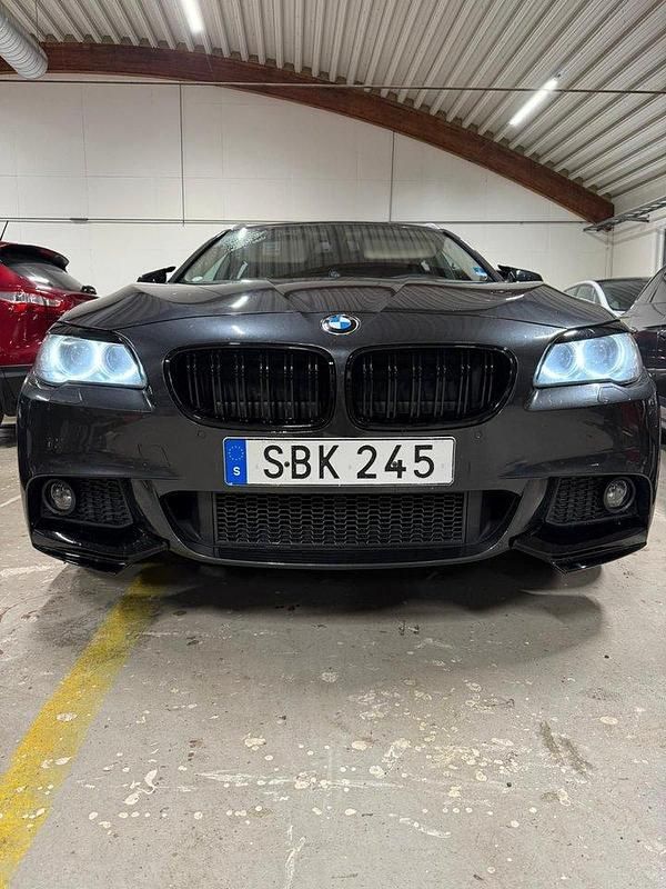 Grå Begagnad 2011 BMW 520 M Sport Kombi | 114 999 kr (Marknadspris) - Bild 1/4
