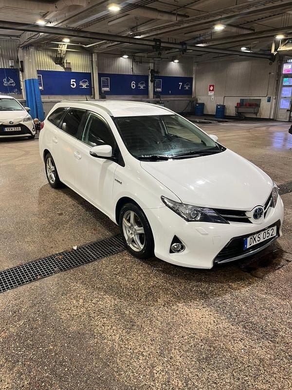 Vit Begagnad 2015 Toyota Auris Touring Sports Kombi | 125 000 kr (Marknadspris) - Bild 1/4