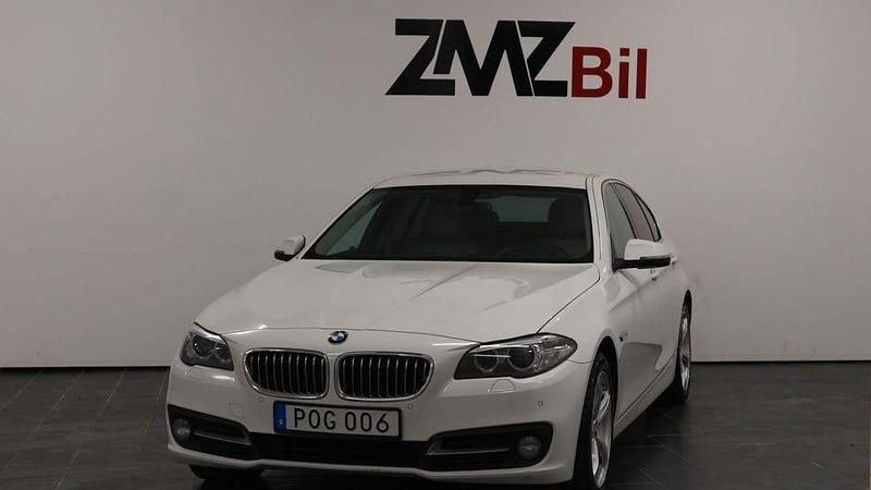 Vit Begagnad 2016 BMW 530 Sedan | 169 900 kr (Marknadspris) - Bild 1/4