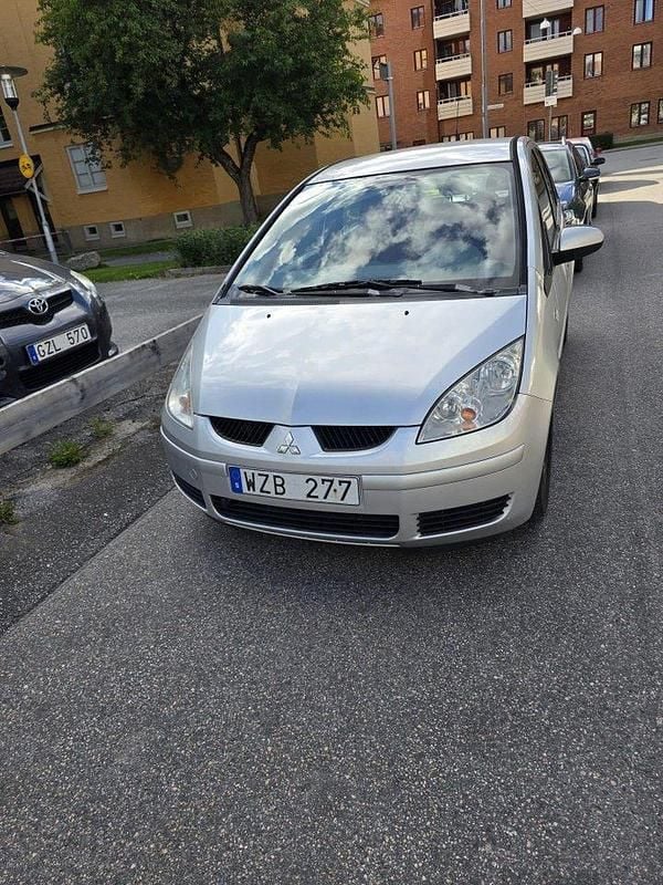 Silver Begagnad 2006 Mitsubishi Colt Halvkombi | 11 000 kr (Bra pris) - Bild 1/4