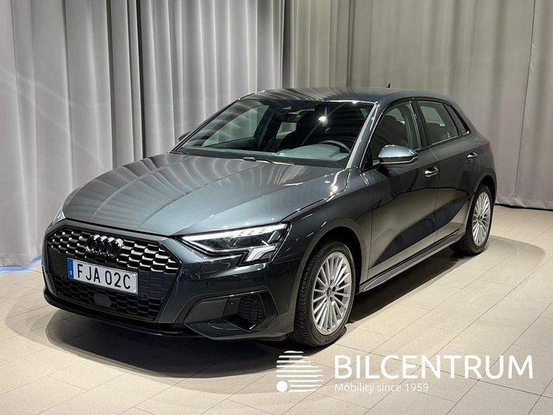 Grå Begagnad 2023 Audi A3 Sportback Advanced Plus Halvkombi | 249 900 kr (Marknadspris) - Bild 1/4