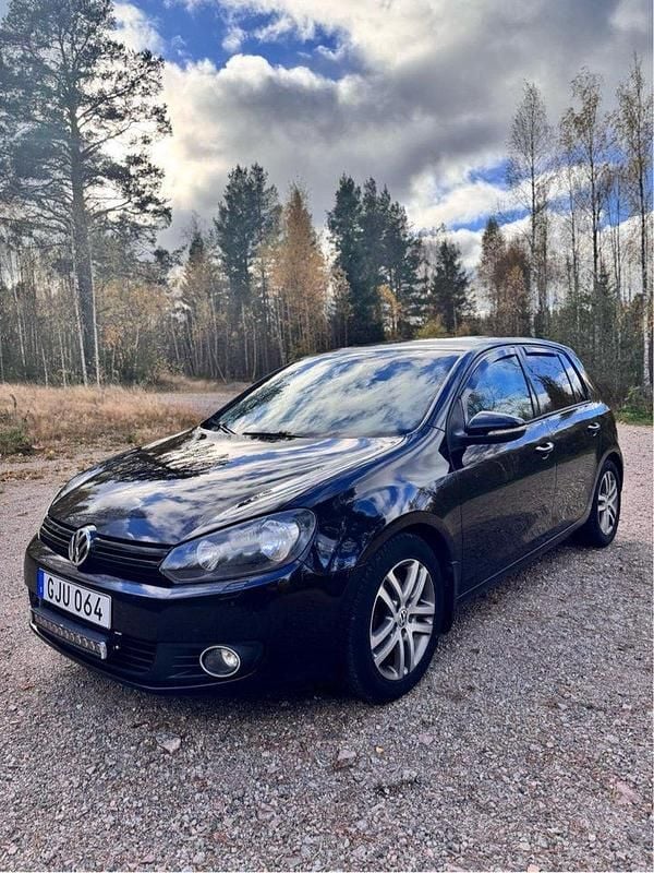 Svart Begagnad 2011 VW Golf VI Halvkombi | 48 000 kr (Bra pris) - Bild 1/4