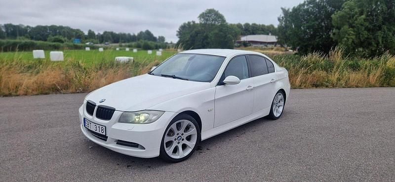 Vit Begagnad 2008 BMW 330 Comfort Edition Sedan | 65 000 kr (Bra pris) - Bild 1/4