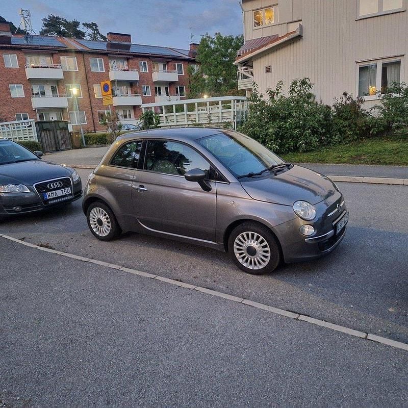 Grå Begagnad 2012 Fiat 500 Lounge Halvkombi | 55 000 kr (Marknadspris) - Bild 1/3