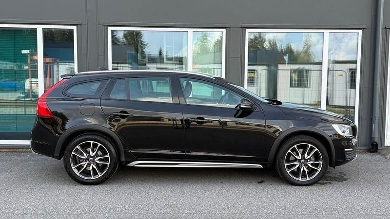 Svart Begagnad 2017 Volvo V60 CC Summum Kombi | 189 400 kr (Bra pris) - Bild 1/4