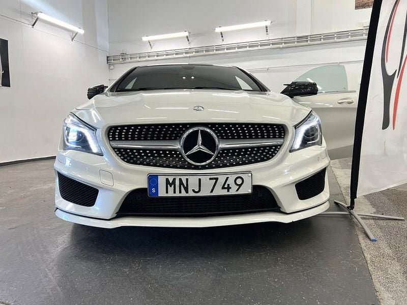 Vit Begagnad 2014 Mercedes CLA250 AMG Sedan | 219 500 kr (Marknadspris) - Bild 1/4