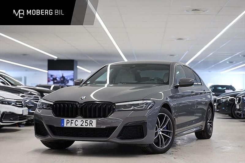 Grå Begagnad 2020 BMW 530e M Sport Sedan | 319 900 kr (Lite dyr) - Bild 1/2