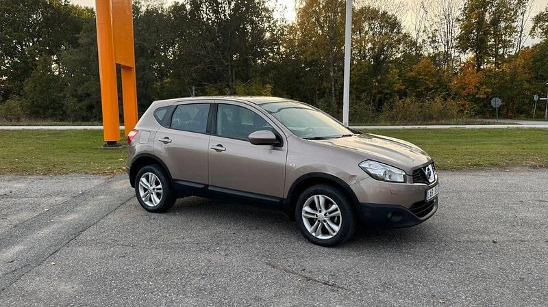 Ljusbrun Begagnad 2010 Nissan Qashqai SUV | 44 800 kr (Lite dyr) - Bild 1/4