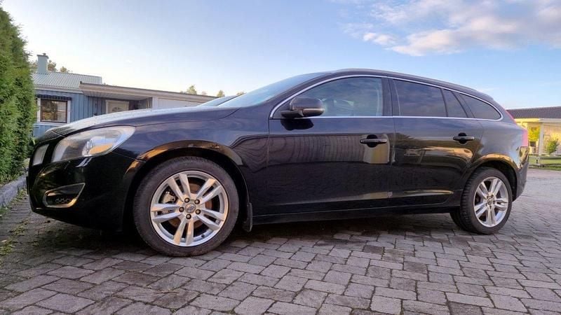 Svart Begagnad 2012 Volvo V60 Summum Kombi | 89 000 kr (Marknadspris) - Bild 1/4