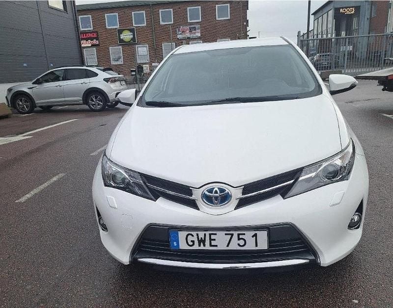 Vit Begagnad 2015 Toyota Auris Hybrid Edition Halvkombi | 160 000 kr (Marknadspris) - Bild 1/4