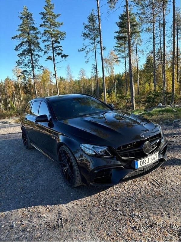 Svart Begagnad 2018 Mercedes E63S AMG AMG Kombi | 695 000 kr (Lite dyr) - Bild 1/4