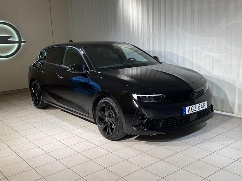 Svart Begagnad 2024 Opel Astra Halvkombi | 249 900 kr (Lite dyr) - Bild 1/4