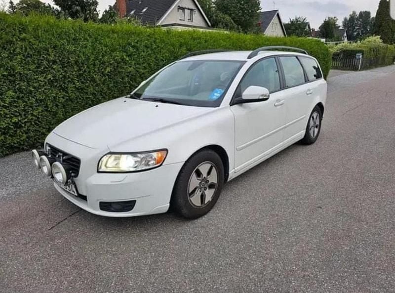 Vit Begagnad 2011 Volvo V50 Momentum Kombi | 40 000 kr (Bra pris) - Bild 1/4