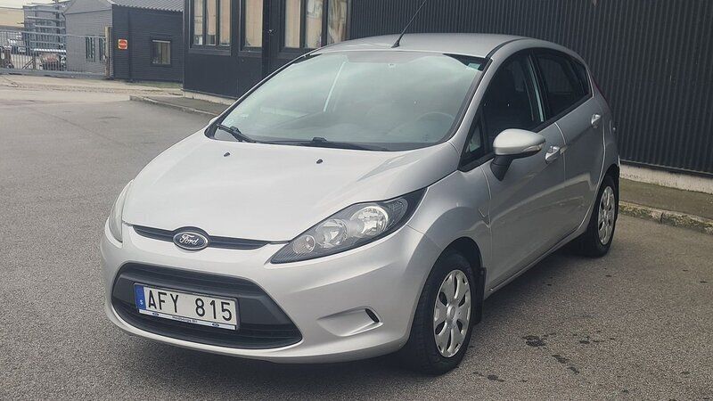 Grå Begagnad 2012 Ford Fiesta Trend Halvkombi | 48 900 kr (Dyr) - Bild 1/4