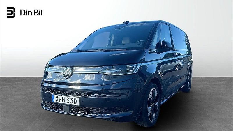 Blå (starlight blue metallic) Begagnad 2025 VW Multivan Style Minibuss | 699 900 kr - Bild 1/4
