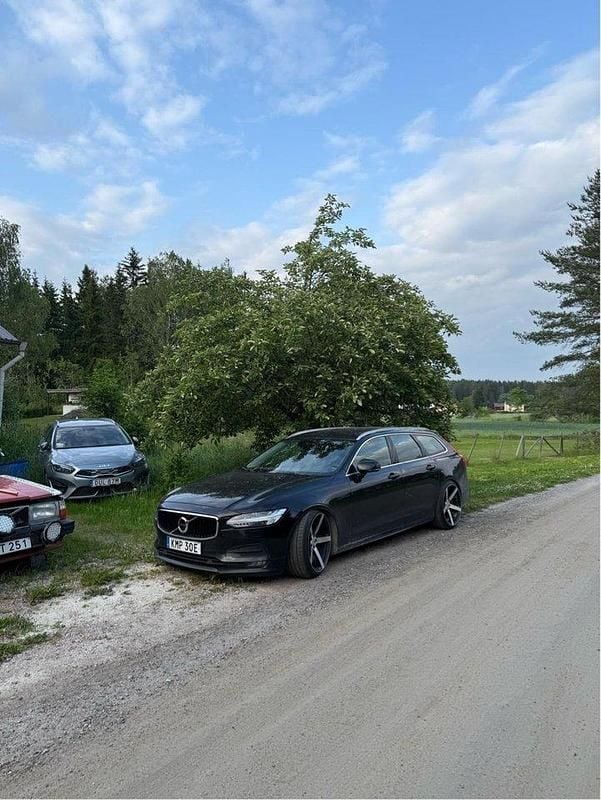 Svart Begagnad 2020 Volvo V90 Momentum Kombi | 130 000 kr - Bild 1/3