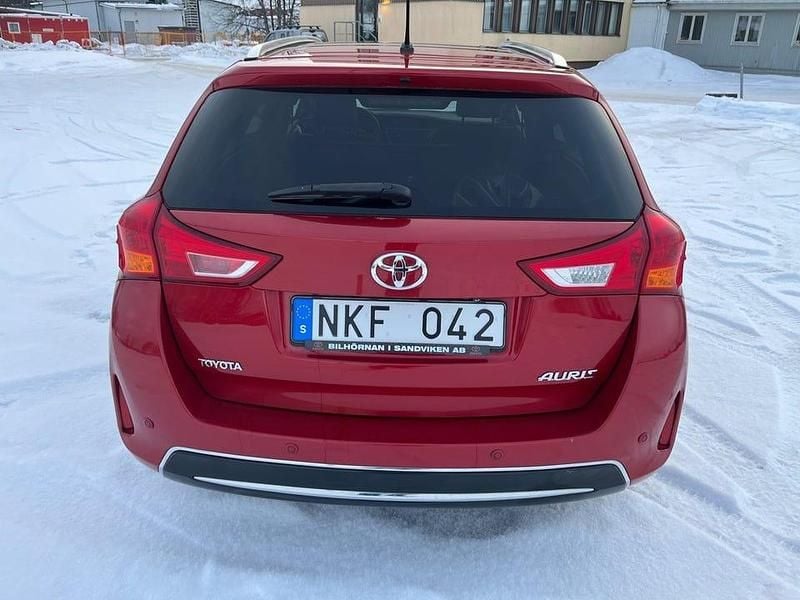 Begagnad Toyota Auris Touring Sports Executive 132 HK (97 kW) 2013 Mörkröd Kombi