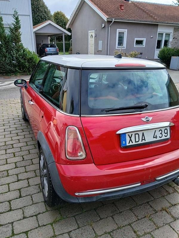 Röd Begagnad 2006 Mini Cooper Pepper Halvkombi | 35 000 kr (Marknadspris) - Bild 1/3