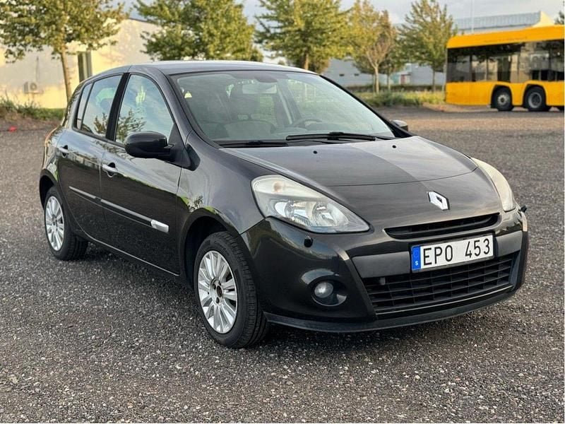 Svart Begagnad 2010 Renault Clio R.S. Halvkombi | 44 500 kr (Marknadspris) - Bild 1/4