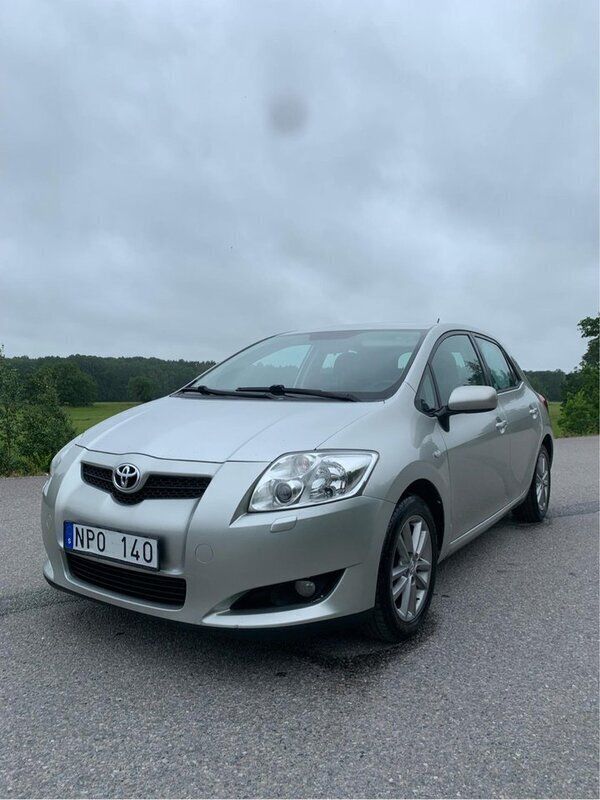 Silver Begagnad 2008 Toyota Auris Halvkombi | 42 000 kr (Marknadspris) - Bild 1/4