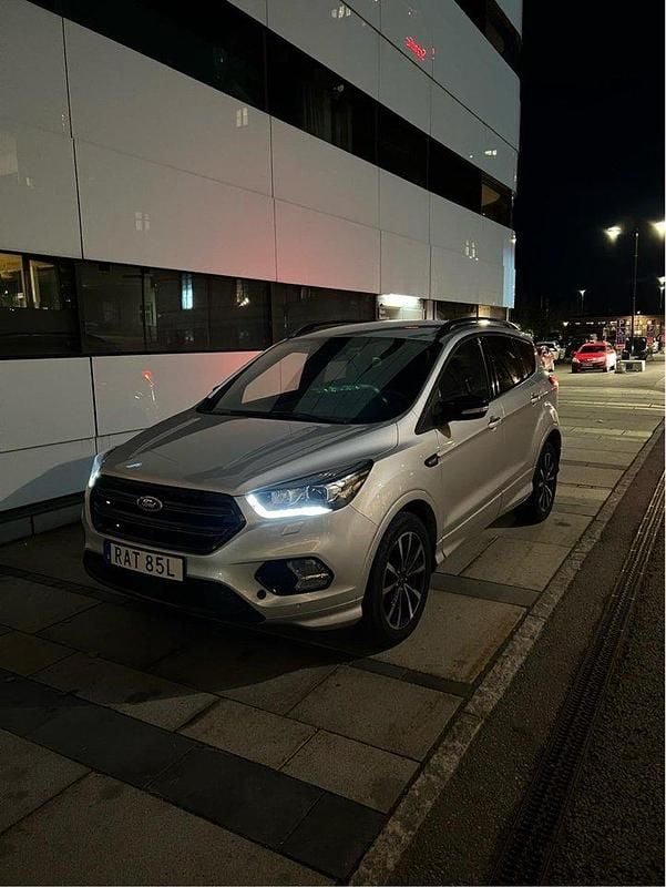 Grå Begagnad 2019 Ford Kuga ST-Line SUV | 212 900 kr (Marknadspris) - Bild 1/4