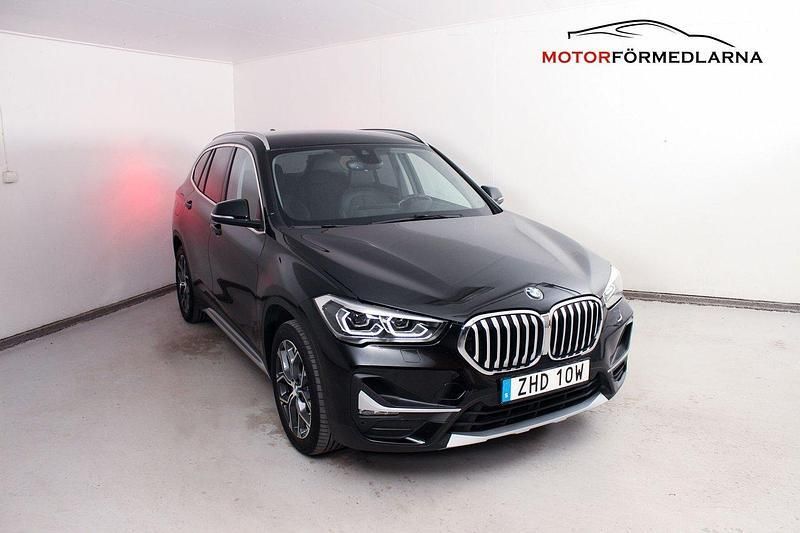 Svart Begagnad 2021 BMW X1 xLine SUV | 319 900 kr (Marknadspris) - Bild 1/4