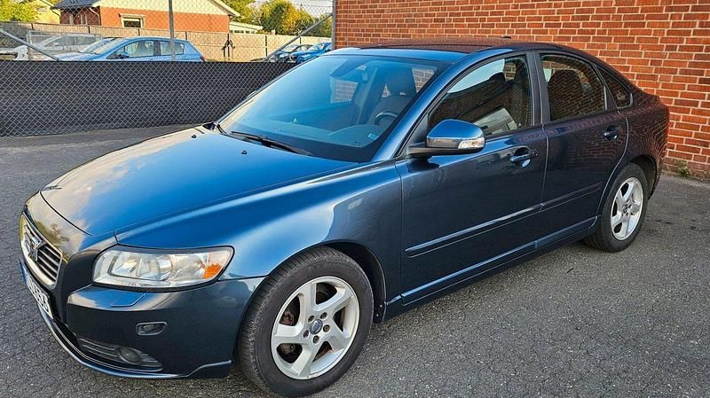 Blå (blå metallic) Begagnad 2011 Volvo S40 Momentum Sedan | 99 900 kr - Bild 1/4