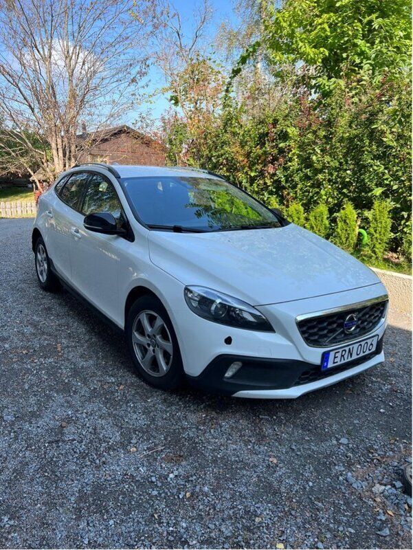 Vit Begagnad 2015 Volvo V40 CC Momentum Kombi | 159 000 kr (Lite dyr) - Bild 1/4