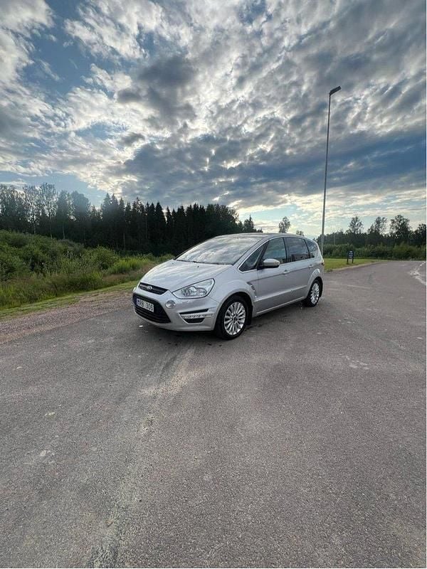Grå Begagnad 2011 Ford S-MAX Business Edition Minibuss | 59 000 kr (Superpris) - Bild 1/4