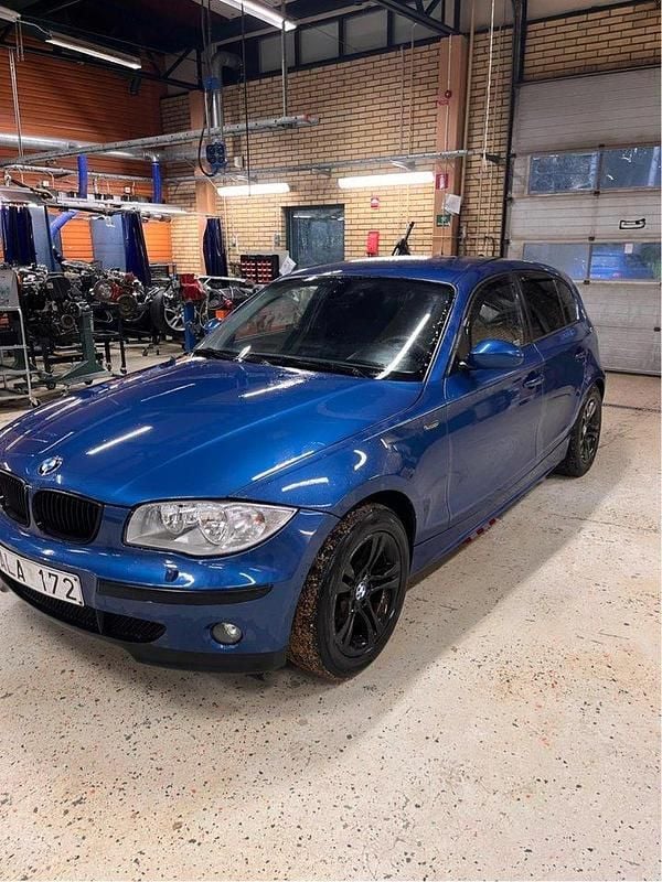 Blå Begagnad 2007 BMW 118 Halvkombi | 35 000 kr (Bra pris) - Bild 1/4