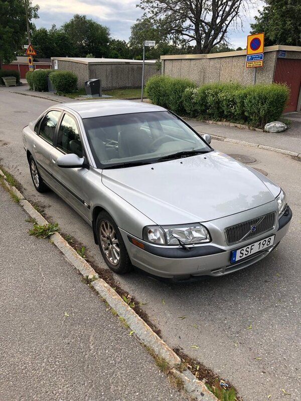 Grå Begagnad 2001 Volvo S80 Sedan | 32 000 kr (Marknadspris) - Bild 1/4